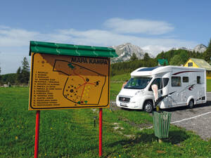 Le Camp Kod Boce se trouve à 2,1 kilomètres au sud-ouest de Zabljak, à une altitude de 1450 mètres, dans le parc national de Durmitor.