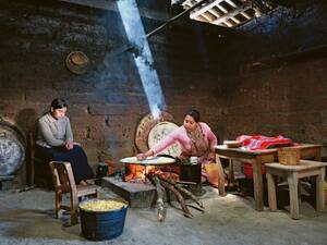 À Zinacantán, qui compte environ 30 000 habitants, nous observons une femme préparer des tortillas.