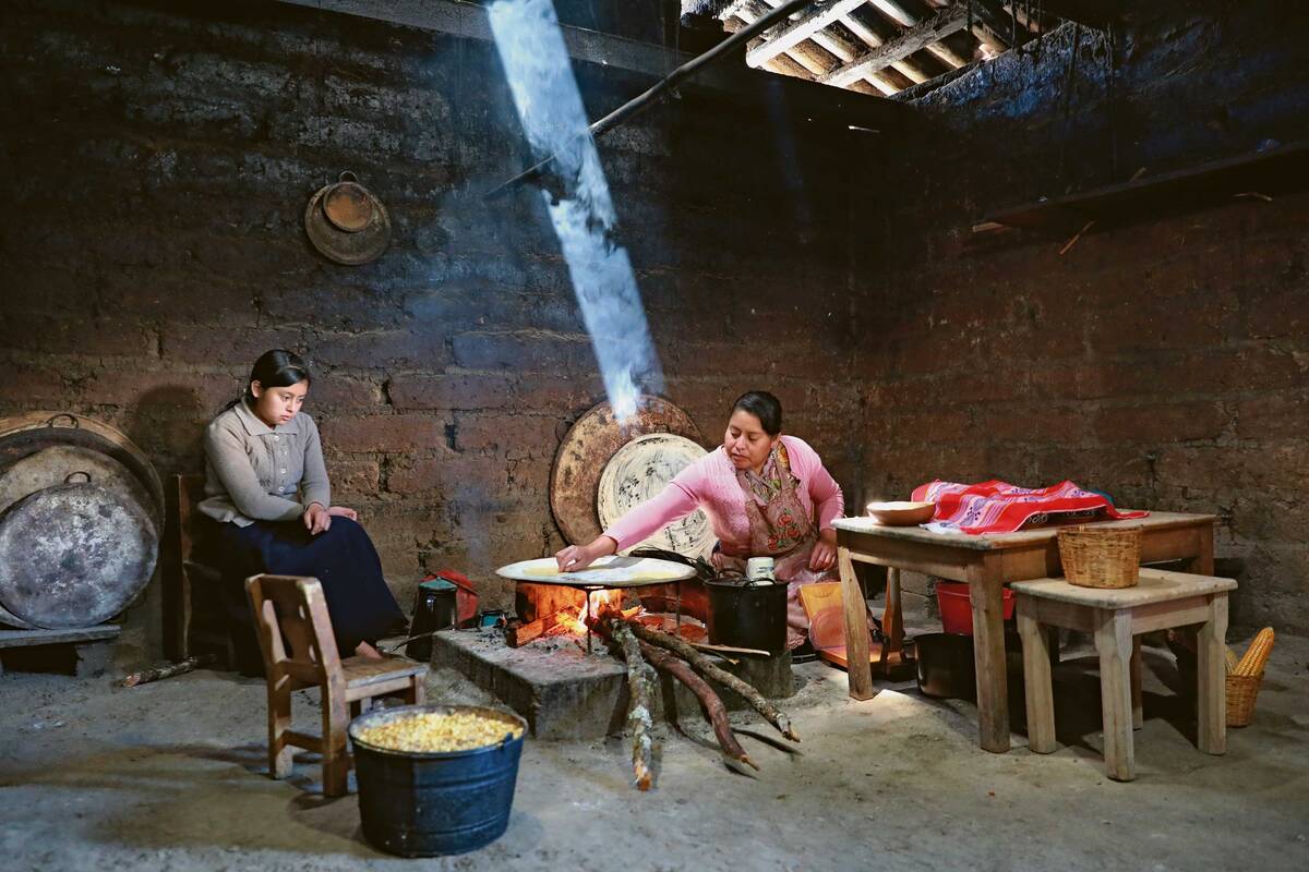 À Zinacantán, qui compte environ 30 000 habitants, nous observons une femme préparer des tortillas.