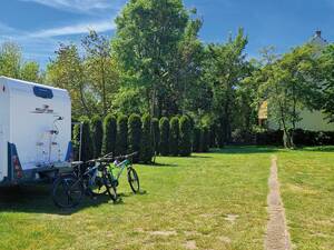 Zur Reisezeit im Frühling bieten viele Campingplätze in Polen angenehm viel Raum für Camper.