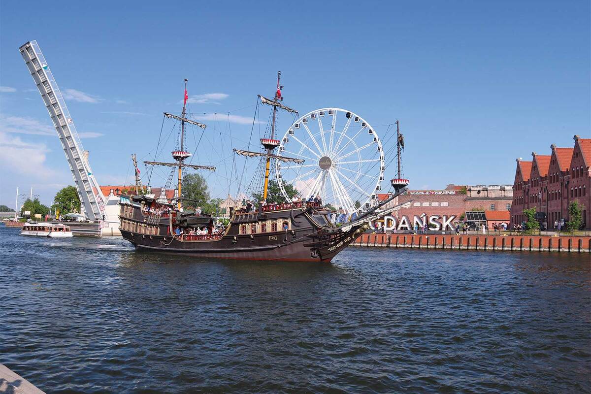 Ein Ausflugsschiff fährt gemächlich über die Motława und eröffnet schöne Ausblicke auf die Altstadt von Gdańsk.