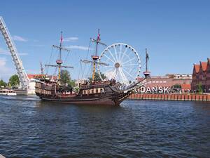 Ein Ausflugsschiff fährt gemächlich über die Motława und eröffnet schöne Ausblicke auf die Altstadt von Gdańsk.