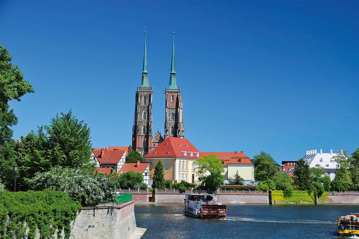 Vue sur la cathédrale de Wrocław, située sur l’une des nombreuses îles formées par l’Oder à Wrocław.