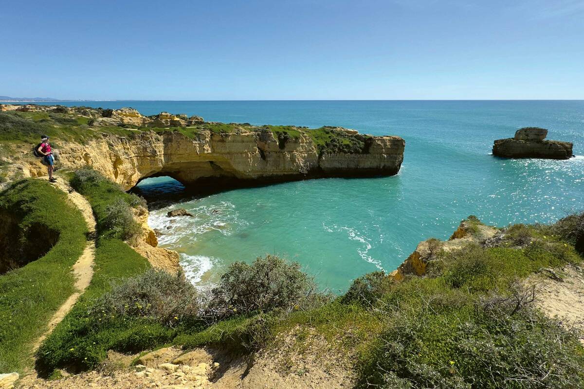 L’impressionnant Arco de Albandeira près de Praia de Albandeira en Algarve – une fascinante arche naturelle de calcaire façonnée au fil des millénaires par l’Atlantique et le vent.