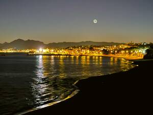 Ambiance magique après la tombée de la nuit à Playa Isla Plan.
