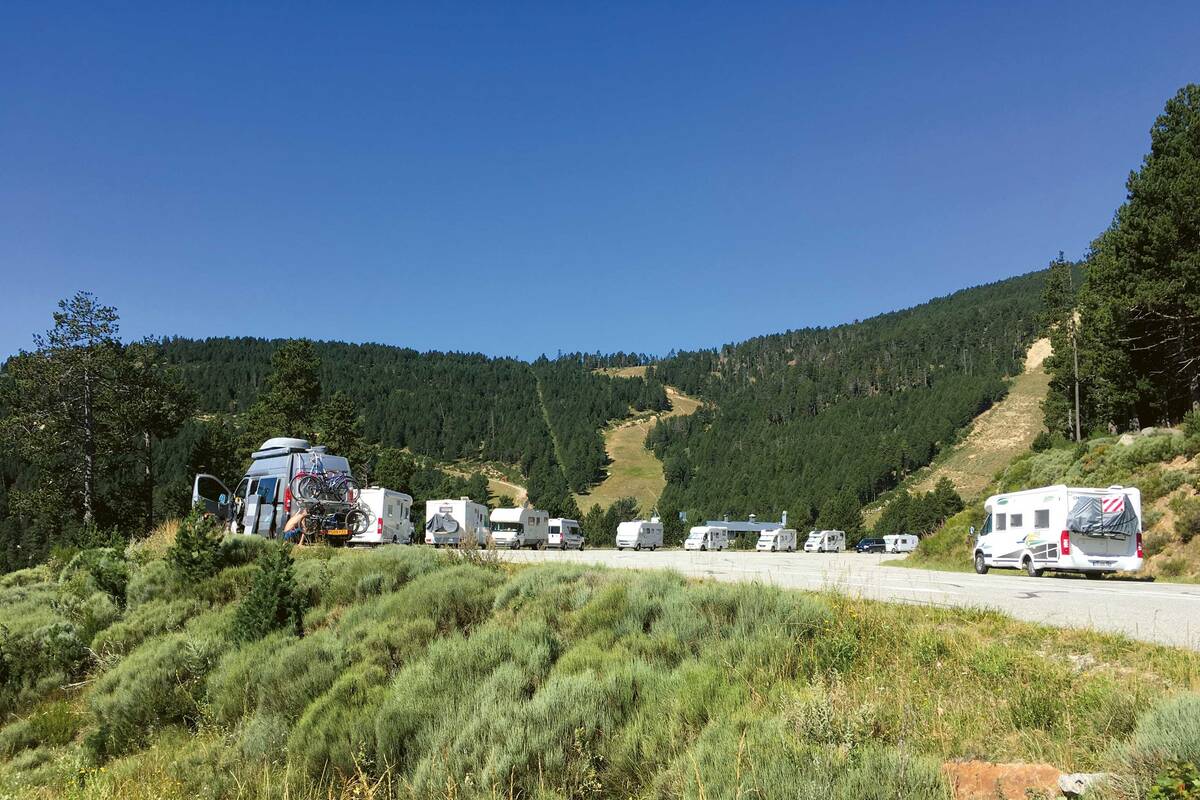 La station de sports d’hiver des Angles, très populaire, est plutôt calme en été. Les camping-cars peuvent stationner sur l’immense parking des remontées mécaniques, situé au-dessus du village.