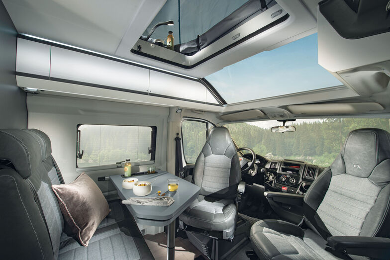 Klassische Kastenwagen-Sitzgruppe mit drehbaren Cockpitsesseln.