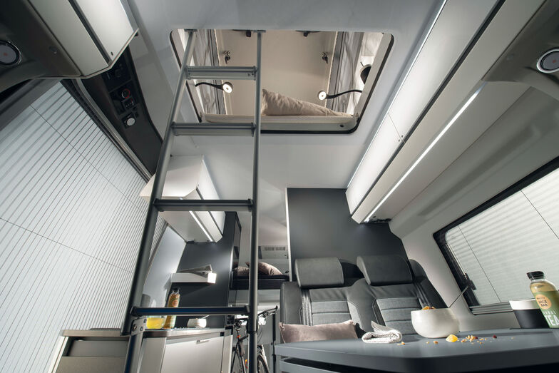 Aufstieg ins Obergeschoss, im Hintergrund das Hubbett im Heck.