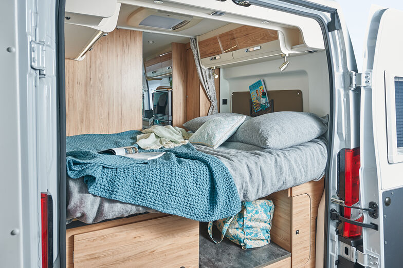 Das Doppelbett ist quer im Heck eingebaut. Darunter bleibt viel Stauraum.
