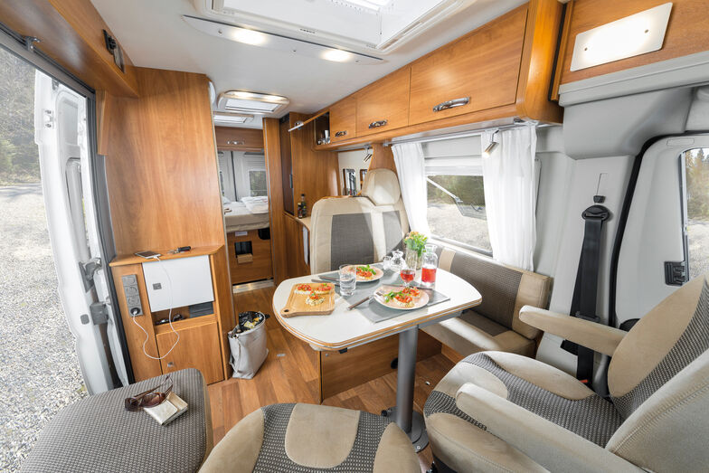 Pössl verschmelzt den Camper-Van mit einem Wohnmobil-Grundriss.