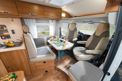 Der Wohnraum bietet drei Sitzplätze, das Fahrzeug ist jedoch als Zwei-Personen-Fahrzeug gedacht.