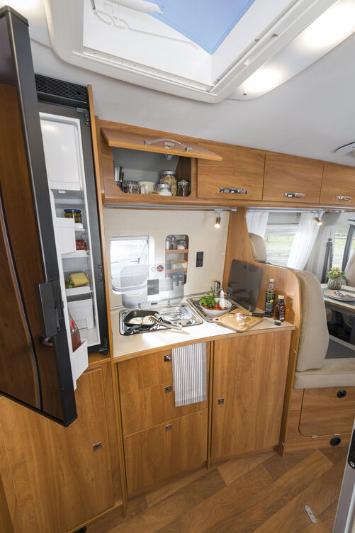 Auf der linken Fahrzeughälfte ist die Küche.