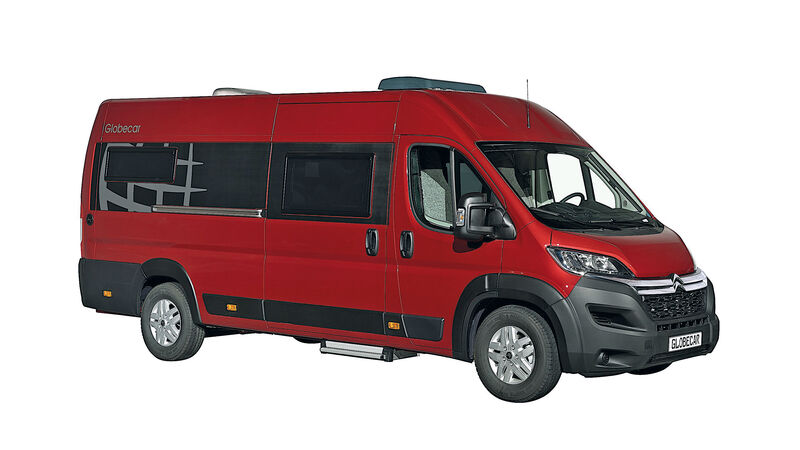 Die markante Beklebung in Carbonoptik kommt insbesondere bei heller Fahrzeugfarbe gut zur Geltung.