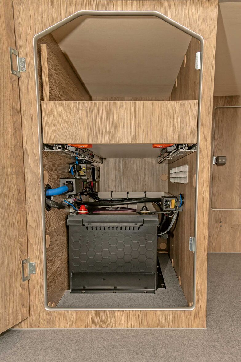 Die Technik ersetzt den bisherigen Gasflaschenraum, in dem nun Batterie und Wechselrichter untergebracht sind.