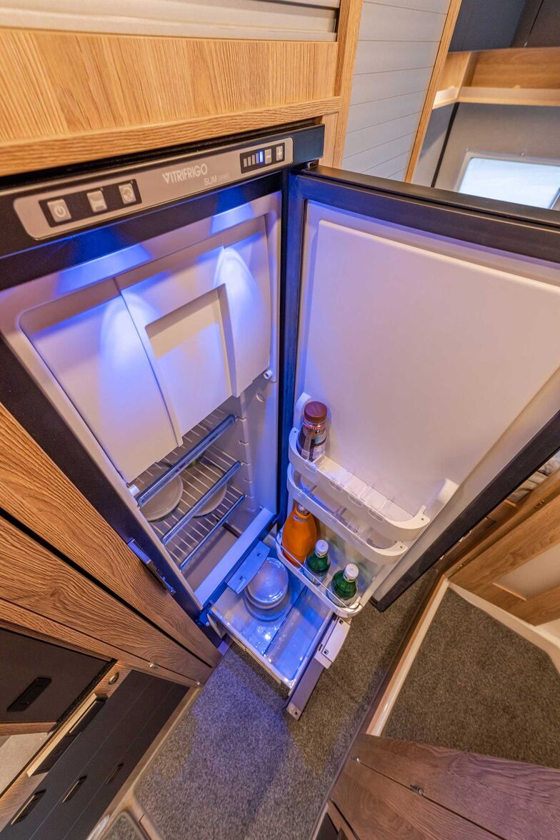 Neu im Modelljahr 2026: Ein 150-Liter-Kompressor-Kühlschrank im schlanken Slim-Design mit Flaschenauszug und Drei-Sterne-Gefrierfach.