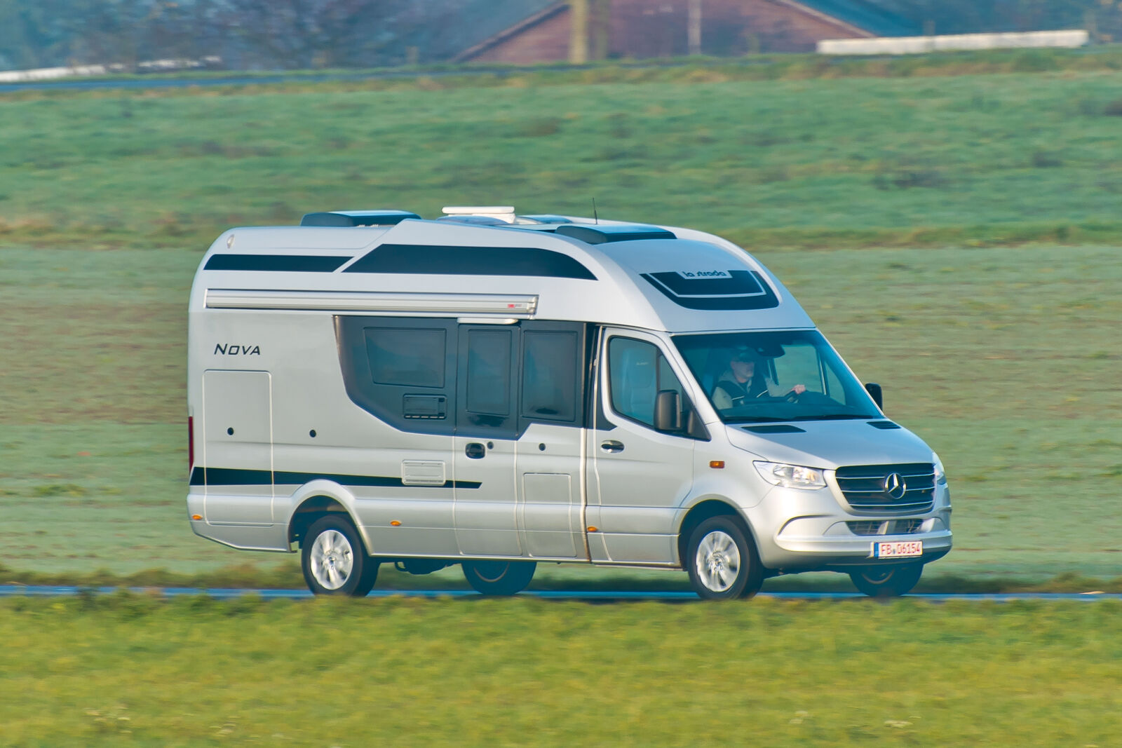 Der Aufbau des Nova präsentiert sich aus einem Guss ohne vorstehende Riegel, Griffe oder Scharniere an den Aussenklappen. Die Eingangstür des GFK-Aufbaus wurde deutlich verbreitert. Die leicht abgedunkelten Fenster fügen sich bündig in das Erscheinungsbild ein. Ein grosses Heckfenster lässt Licht und Luft in den Innenraum und schmiegt sich an die Linienführung der GfK-Monocoque-Kabine.