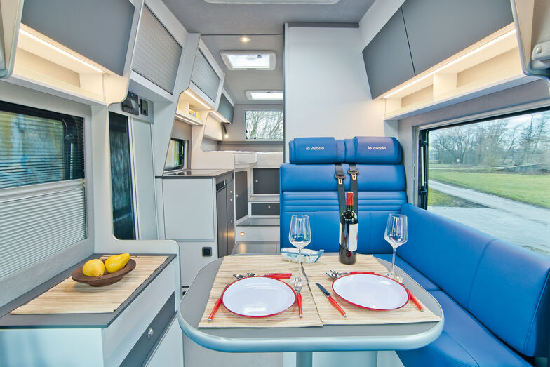 Kompakter Küchenblock im mittleren Fahrzeugbereich.