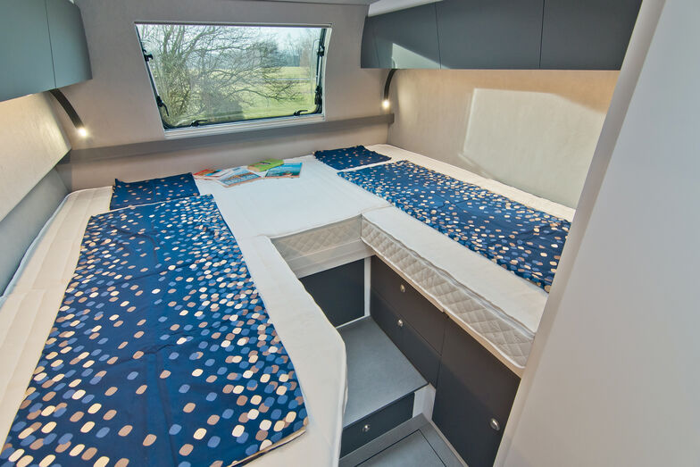 Blick in den Schlafraum des La Strada Nova EB mit Einzelbetten im Heck.