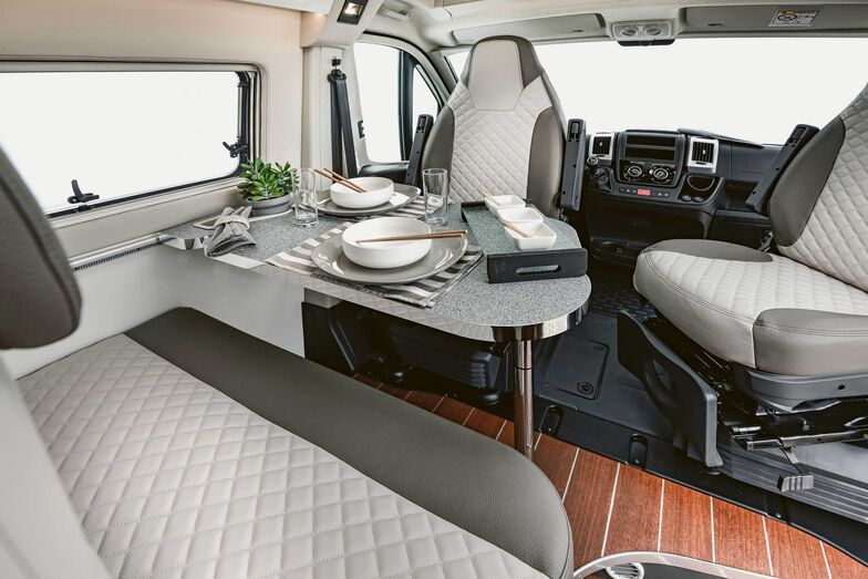 Der Einsatz von edlen Hölzern, Laminaten und feinsten Materialien runden das Gesamtkonzept des Premium-Vans ab.