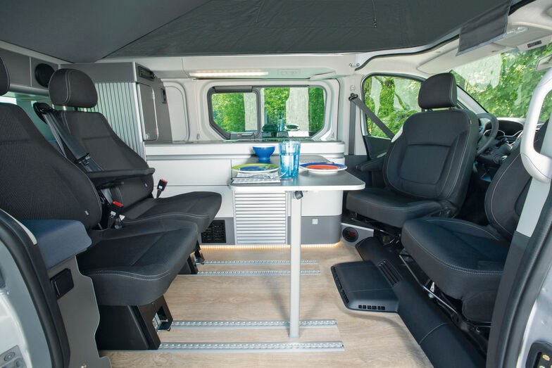 Bis zu vier Personen können im Nissan NV300 Michelangelo schlafen und wohnen.