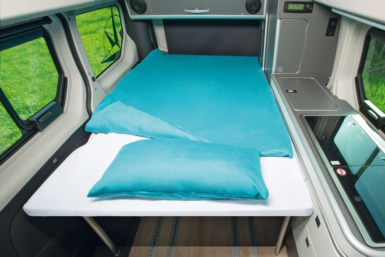 Abends kann das Bett im Heck hervorgeklappt werden.