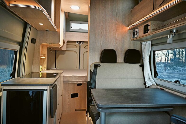 Blick vom Cockpit über die Halbdinette und den langen Küchenblock zum Heckdoppelbett.