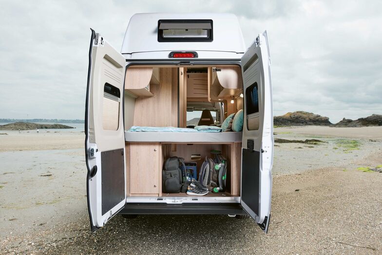 Heckstauraum und Gaskasten für zwei 11-Kilo-Flaschen befinden sich unter dem Heckdoppelbett.