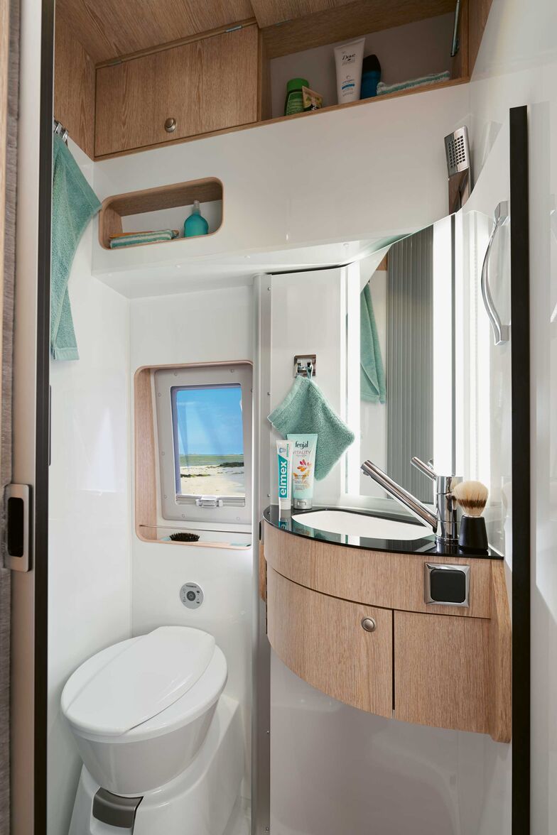 Geräumiger Toilettenraum mit Stauraum und Ablagemöglichkeiten.