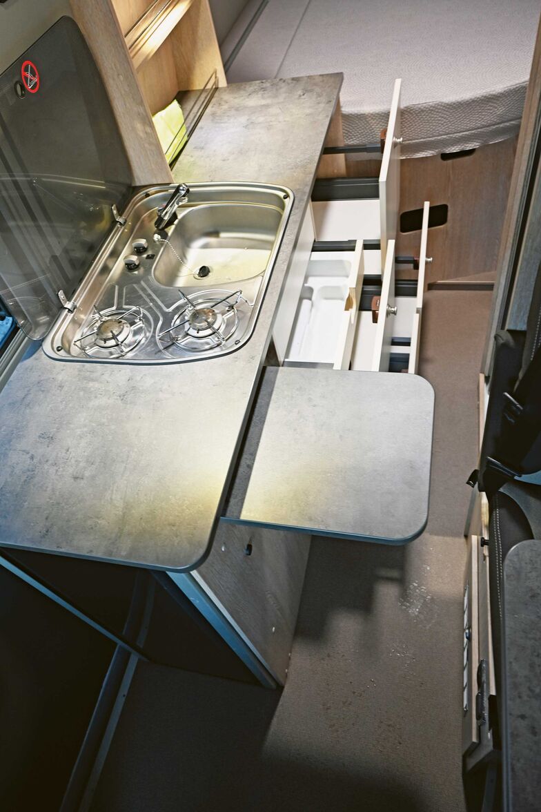 Der Küchenblock weist eine ausgesprochen grosse Arbeitsfläche auf.