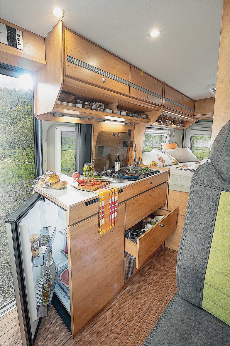 Der neu platzierte Kühlschrank mit beidseitigem Türanschlag.