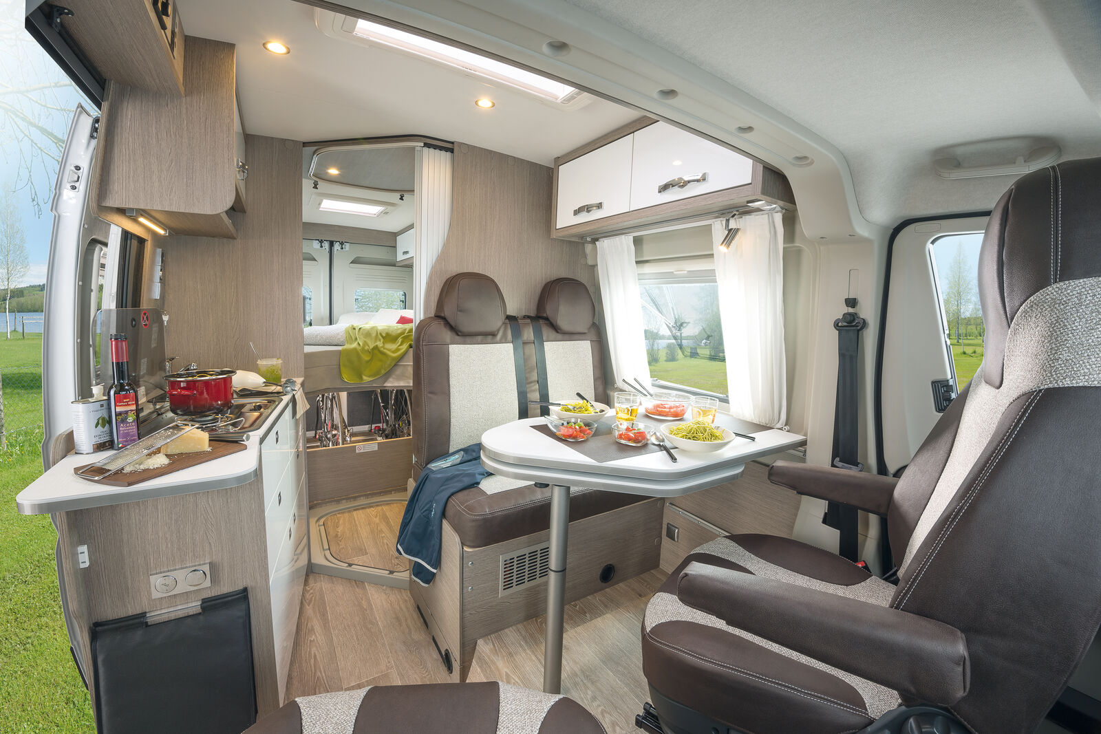 Der Roadcruiser Evolution bietet einen Wohnbereich für bis zu vier Personen.