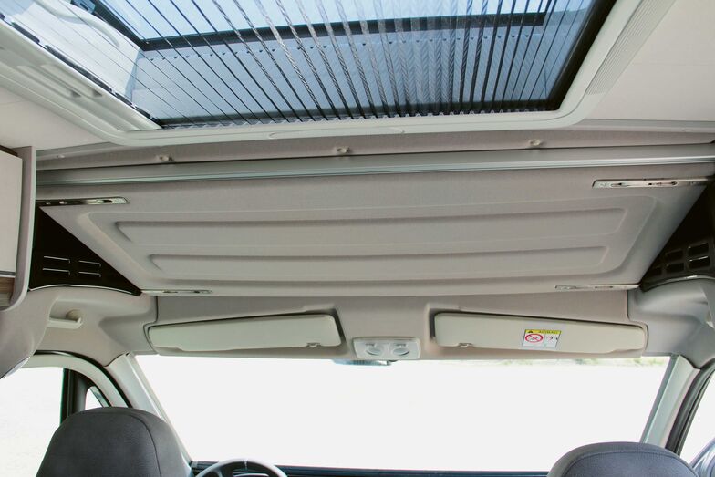  ... das hochgeklappt für mehr Kopffreiheit im Cockpit sorgt.