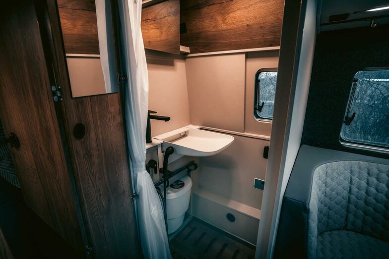 Verschiebbare Trockentrenntoilette und klappbares Waschbecken.