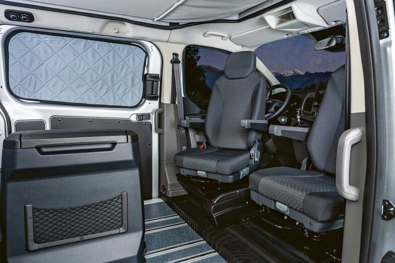Die Drehbaren Cockpitsessel sind quasi Pflicht für einen Campervan.