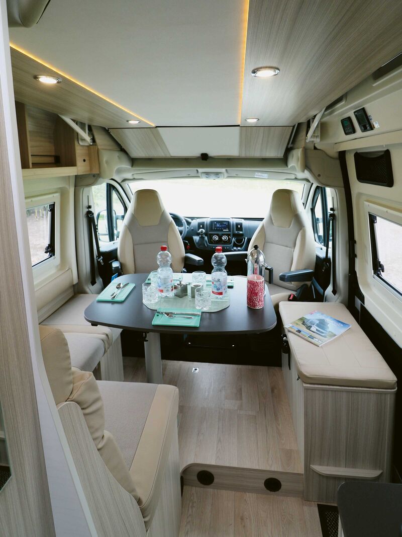 Im Segment der Kastenwagen bietet der Camper Five einen aussergewöhnlichen und geräumigen Wohnbereich mit genug Platz für maximal fünf Reisende.