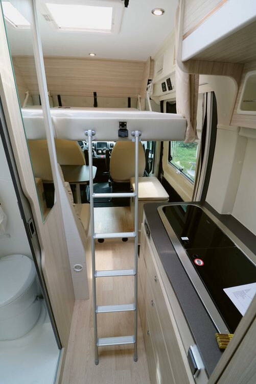 Mittels Alu-Leiter ist das längs gestellte Hubbett erreichbar, dessen lichte Höhe allerdings recht knapp ausfällt.