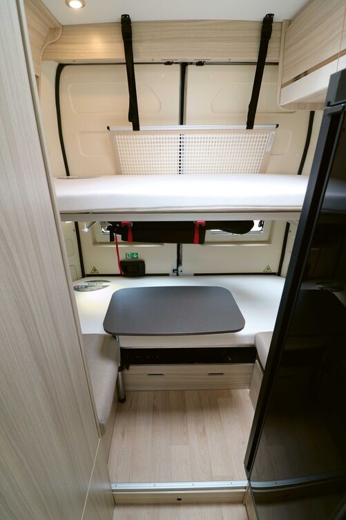 Kinderzimmer mit zwei Betten und Gegensitzgruppe.