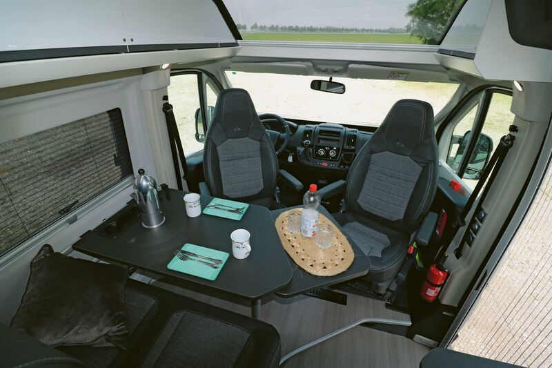 Dank des exklusiven Adria-Sunroof und des offenen Fahrerhaus-Loft-Wohnraumdesigns kann man sich wie Zuhause fühlen.