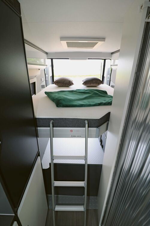 Auf der grosszügigen Liegefläche mit komfortabler Kaltschaummatratze kann quer oder längs geschlafen werden.