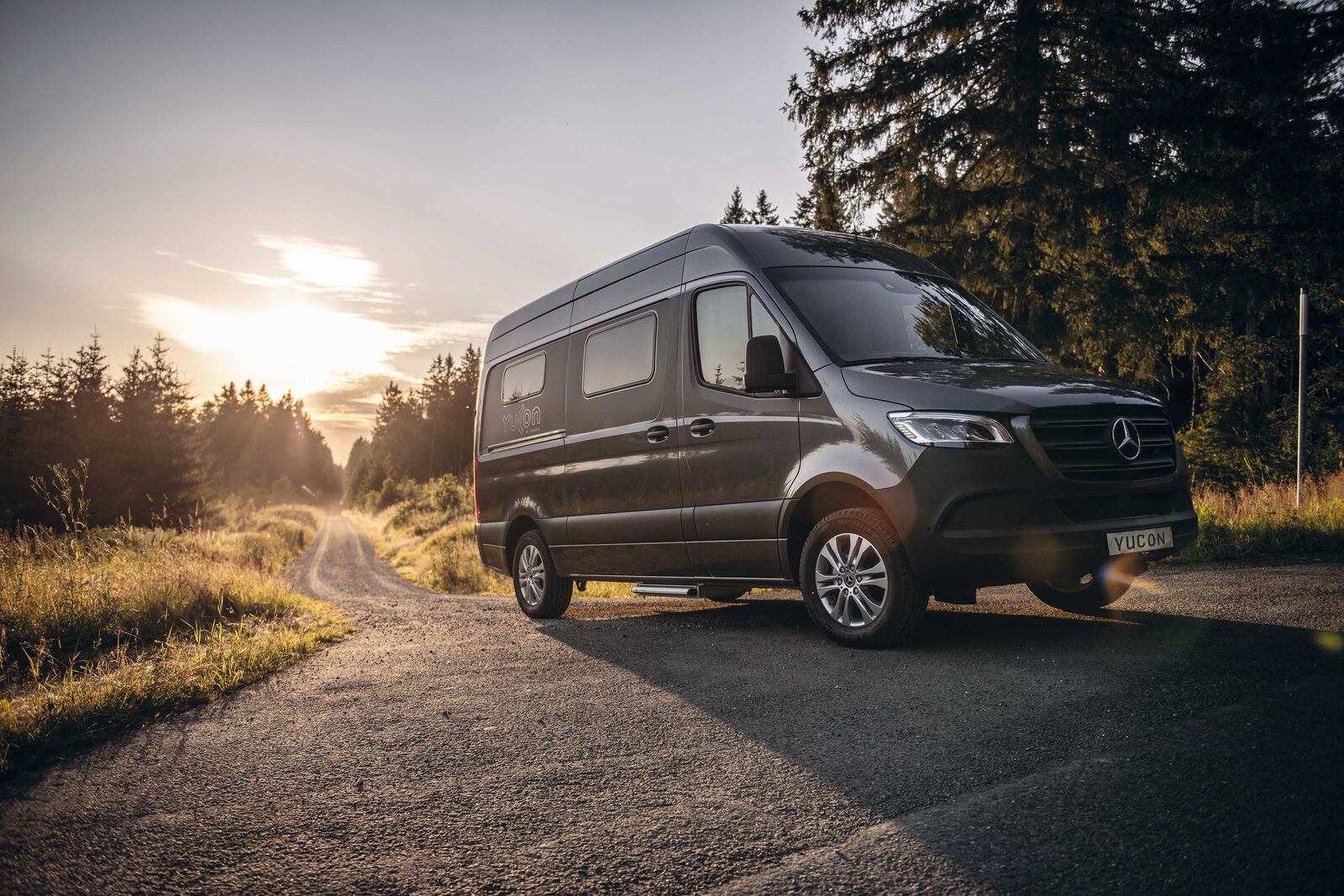 Als Basis dient der Mercedes-Sprinter mit Heckantrieb sowie bis zu 190 PS, aber auch eine Allrad-Version ist lieferbar.