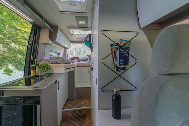 Blick vom Cockpit über den Küchenblock zu den Einzelbetten im Heck.