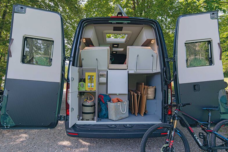 Das Heck bietet viel Stauraum. Die Kopfteile der Betten können aufgestellt werden, so dass auch Velos verstaut werden können.