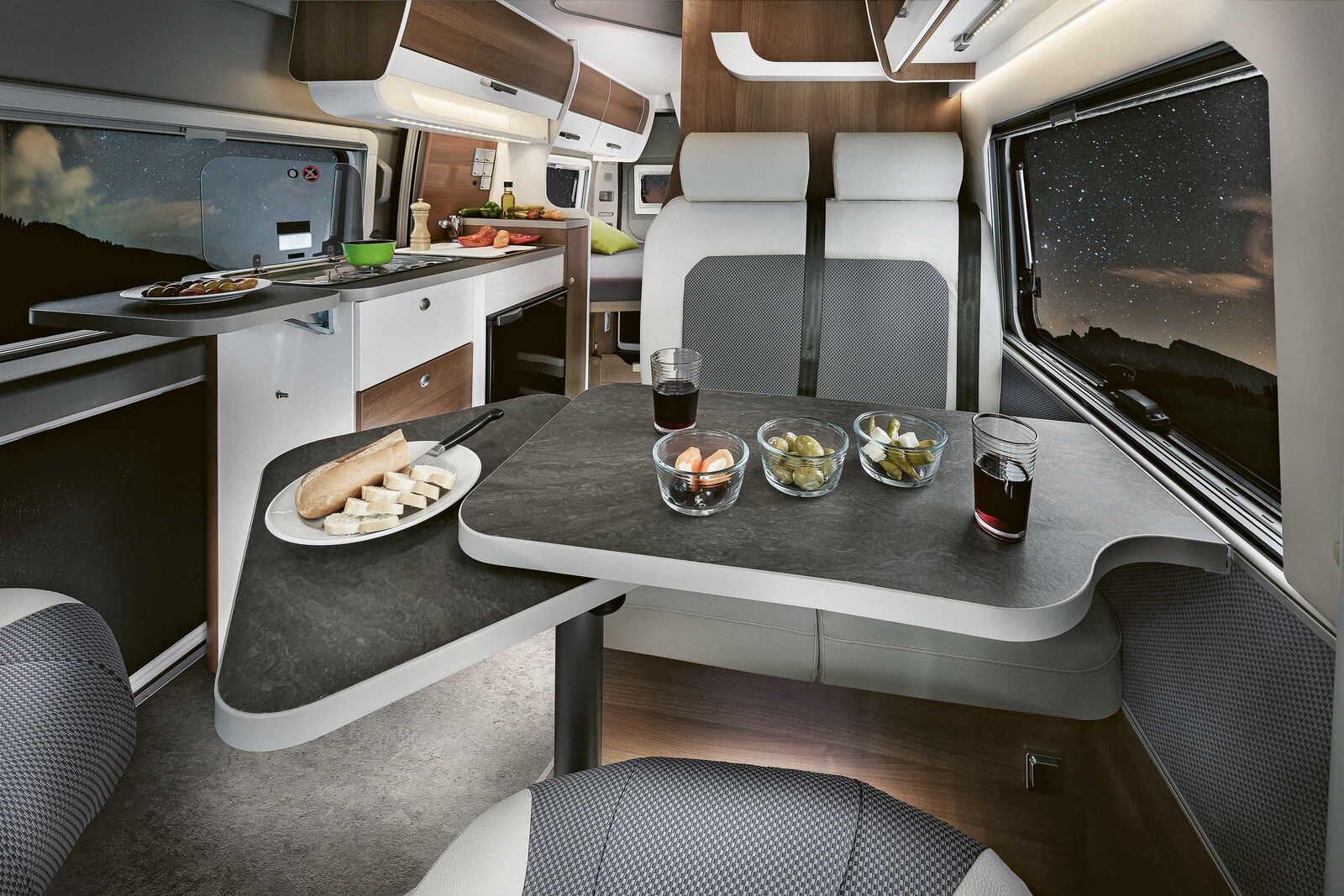 Dank neuer Dieselheizung und einem unterflur eingebauten Wassertank hat sich der Stauraum im Vantourer auf die Saison 2022 verbessert.