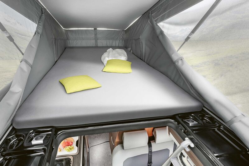 Beim Aufstieg ins Hubdach sind links und rechts praktische Ablagen installiert.