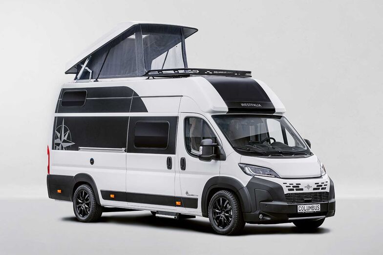 Le Westfalia Columbus Liner basé sur le Fiat Ducato de 6,36 m de long avec toit surélevé.