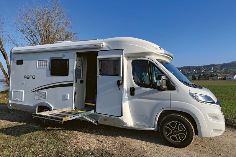 Eine extrabreite Türe und der Rollstuhllift ermöglichen den Zugang zum Wohnmobil.