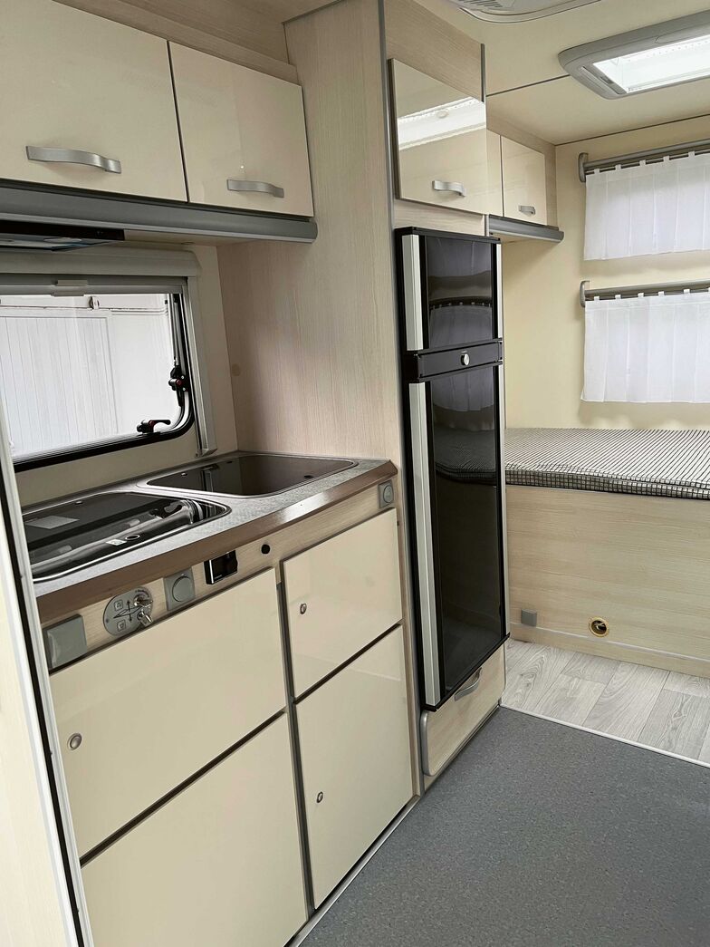 Küchenblock mit viel Stauraum und grossem 190-l-Kühlschrank.