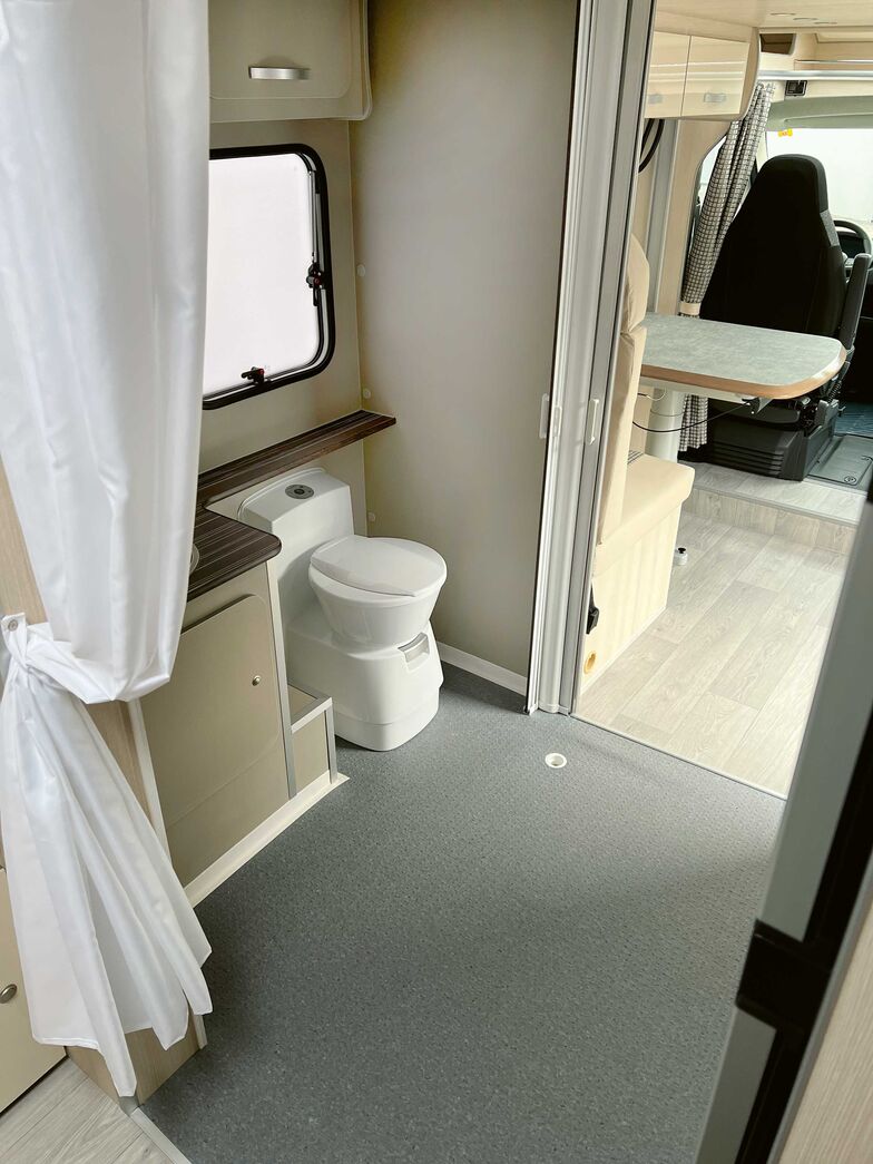 Der Korridor hat auf der ganzen Länge Rollstuhlbreite. Viel Bewegungsfreiheit bietet auch der Sanitärbereich.