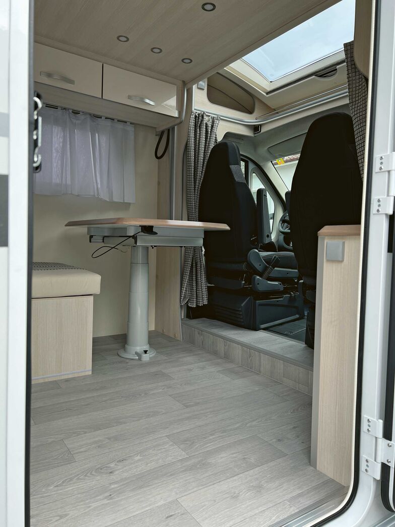 Blick vom Eingang in Richtung Hubsäulentisch und Cockpit.