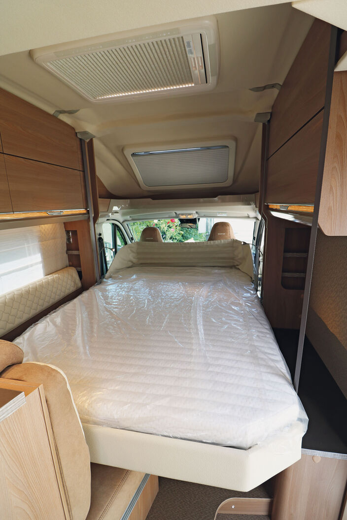 Überzeugen kann das ergonomische Raumkonzept mit dem längs montiertem Hubbett, das bis auf Sitzgruppen-Niveau herunterfährt. Grösse und Komfort lassen kaum Wünsche offen.